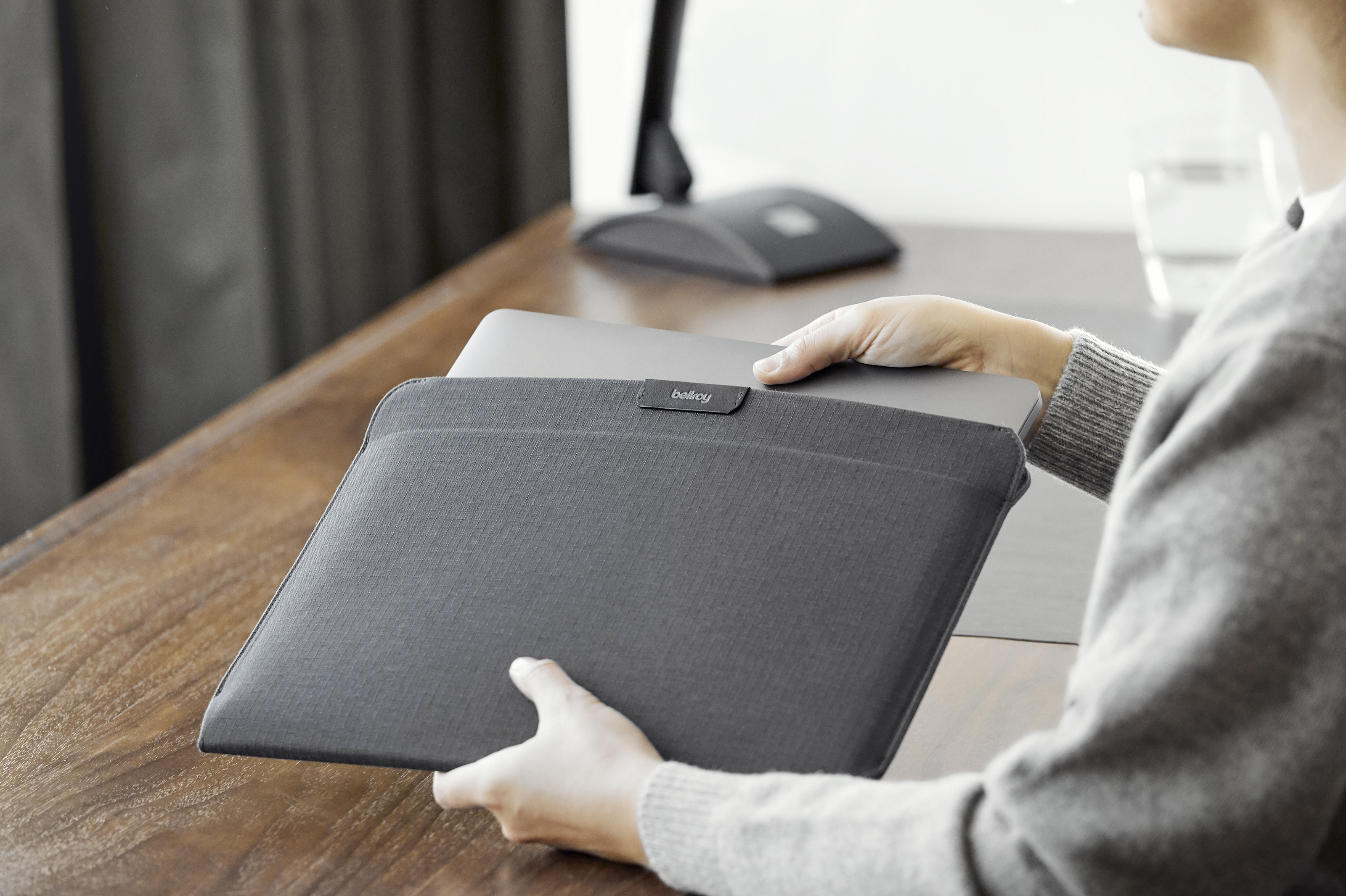Laptop Sleeve | 取り出しやすく優れた保護性を備えたノートPCケース 