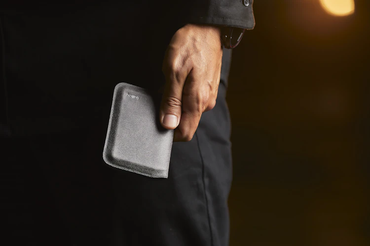 Apex Slim Sleeve | Schlanke Brieftasche aus vorgeformtem Leder 