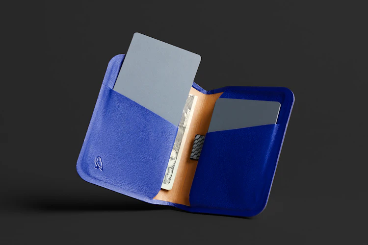 Apex Slim Sleeve | Schlanke Brieftasche aus vorgeformtem Leder 