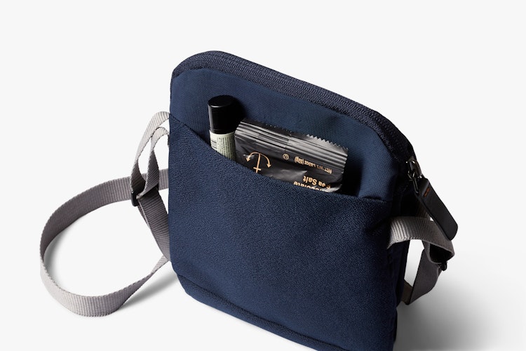 City Pouch | スリムクロスボディバッグ、ガジェット収納可能