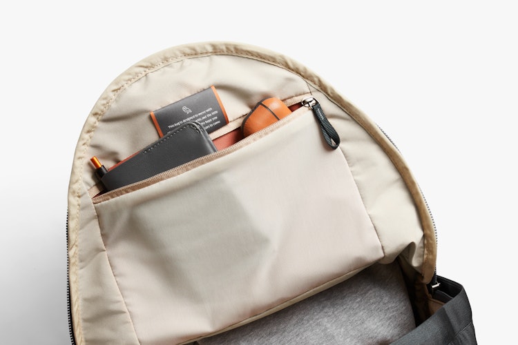 Classic Backpack Plus | 16インチのノートPCが収まる便利な