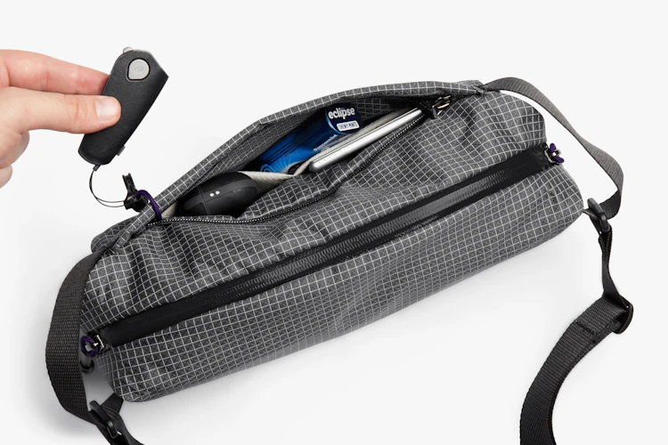 Lite Sling | テクニカル素材を使用した容量7Lの軽量クロスボディ  
