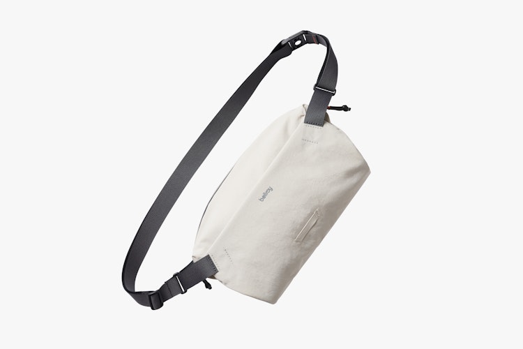 Bellroy Lite Sling 7L (CHALK)軽量クロスボディバッグ Lite Sling | テクニカル素材を使用した容量7Lの軽量クロス