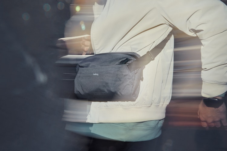 Bellroy Lite Sling 7L (CHALK)軽量クロスボディバッグ Lite Sling | テクニカル素材を使用した容量7Lの軽量クロス