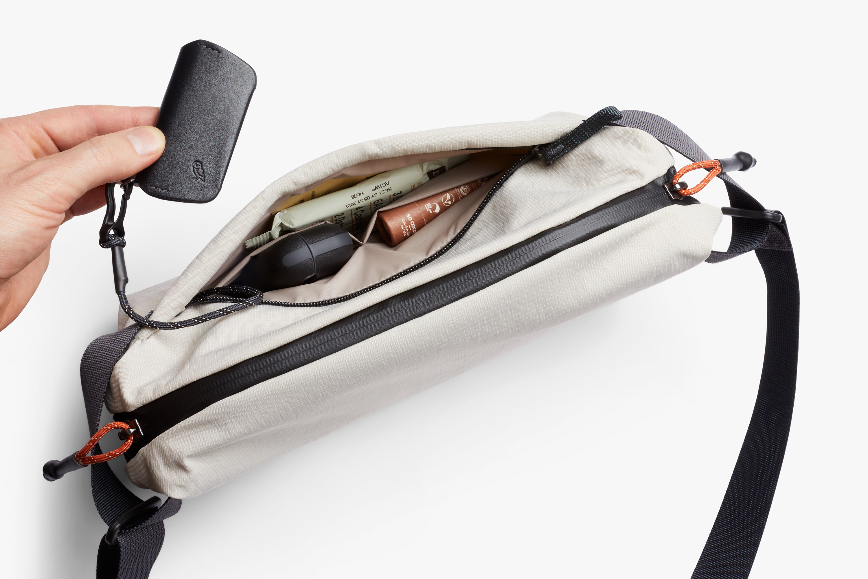 Bellroy Lite Sling 7L (CHALK)軽量クロスボディバッグ Lite Sling | テクニカル素材を使用した容量7Lの軽量クロス