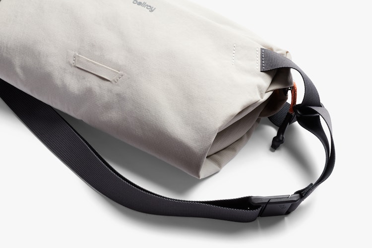 Lite Sling | テクニカル素材を使用した容量7Lの軽量クロス