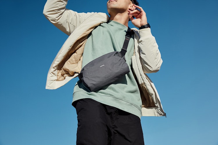 Bellroy Lite Sling 7L (CHALK)軽量クロスボディバッグ Lite Sling | テクニカル素材を使用した容量7Lの軽量クロス
