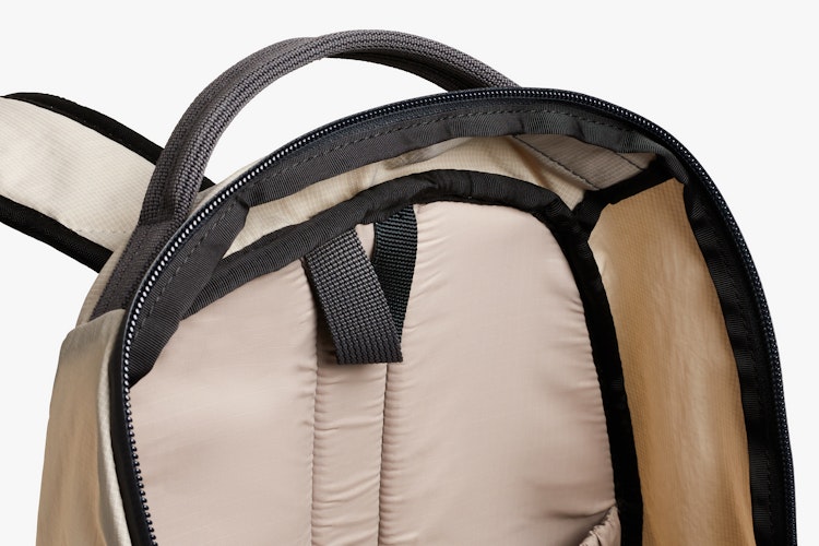 bellroy Lite Ready 軽量構造 バックパック18L チョーク Lite Ready Pack | 週末のお出かけや旅行に最適な容量18Lの軽量