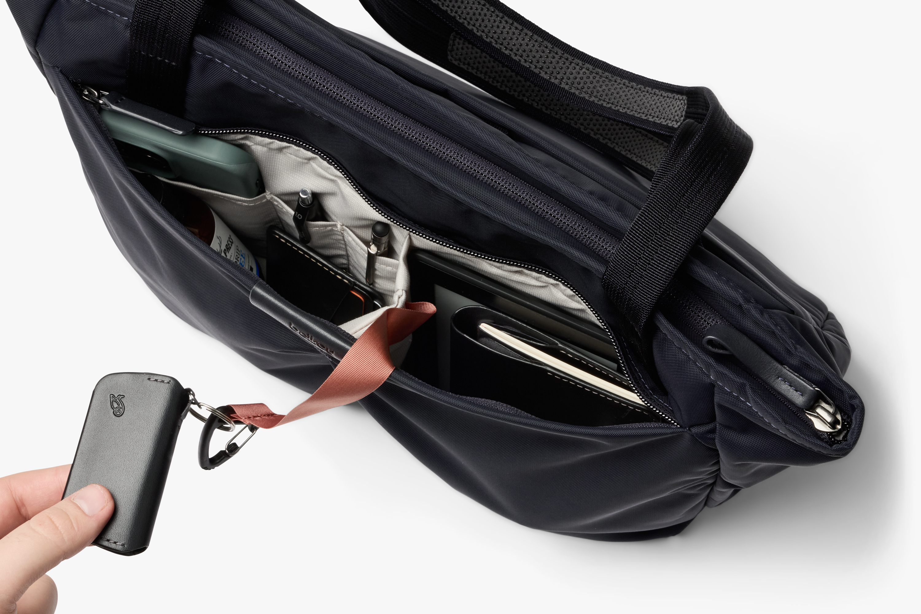 Tokyo Wonder Tote | ノートPCも収納できるスマートなビジネストート