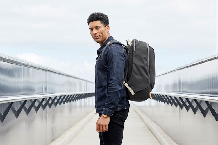 Transit Backpack Plus | ノートPCが収まるビッグサイズのトラベル  