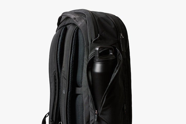 Transit Travel Pack Pro 30–38L | スマートな旅行用リュック