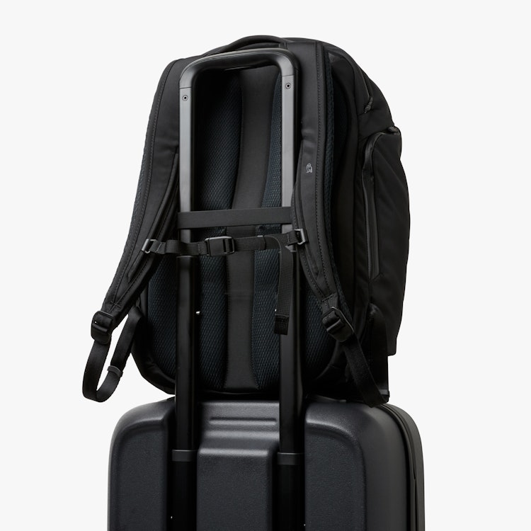 Transit Travel Pack Pro 30–38L | スマートな旅行用リュック