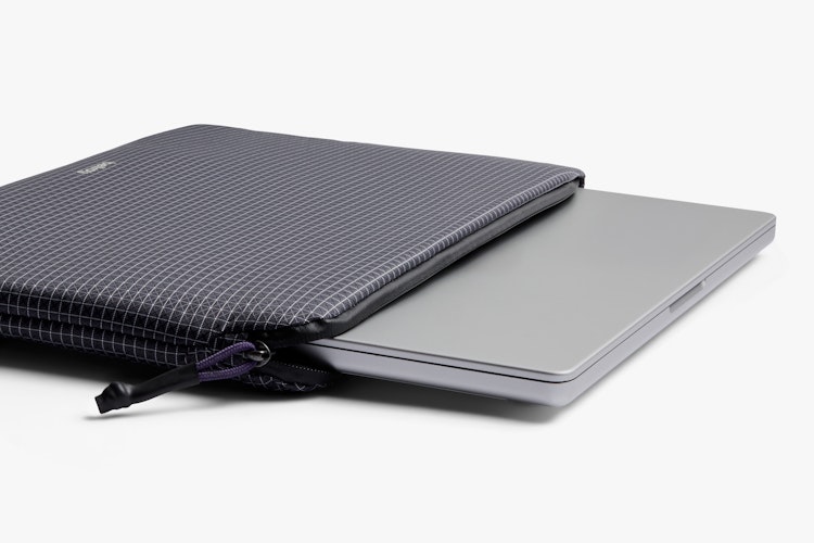 bellroy ノートPCケース ダークグレー Laptop Sleeve | Slim, protective laptop case with easy entry