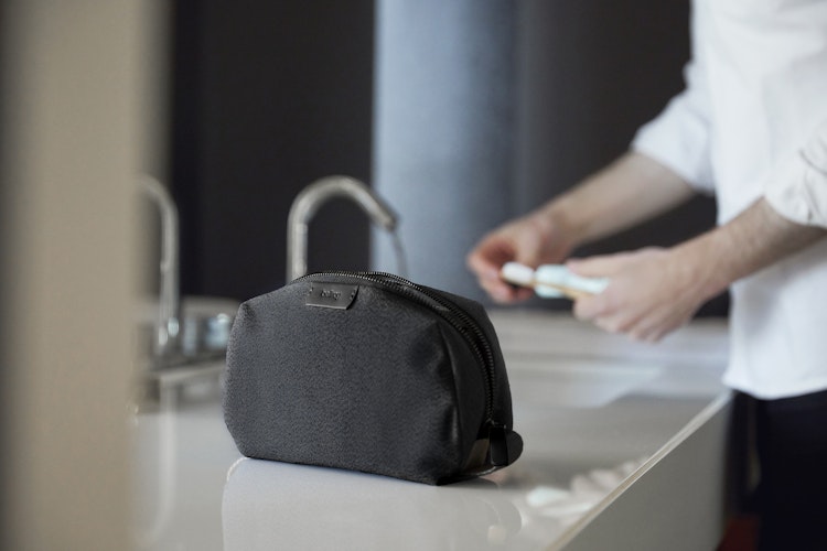 Toiletry Kit | トラベルポーチ、綺麗にしやすいライニング
