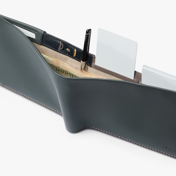 Travel Wallet: RFID保護付き レザー製 パスポートホルダー Travel Wallet: RFID保護付き レザー製 パスポートホルダー