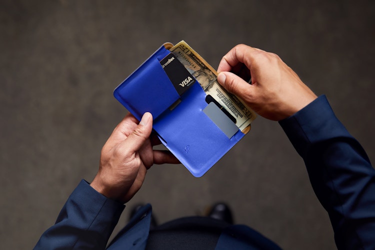 Apex Note Sleeve | 成形レザーを使用した二つ折り財布 | ベルロイ