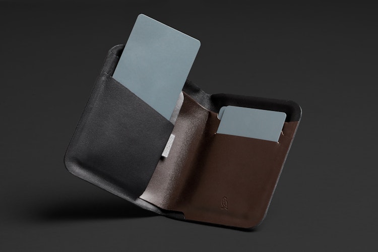 ノートスリーブ ブラック×キャメル Apex Note Sleeve | 成形レザーを使用した二つ折り財布 | ベルロイ