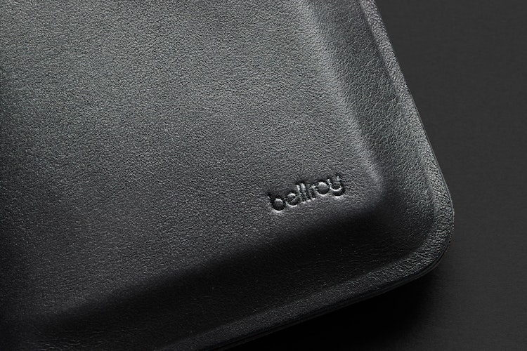ノートスリーブ ブラック×キャメル Apex Note Sleeve | 成形レザーを使用した二つ折り財布 | ベルロイ