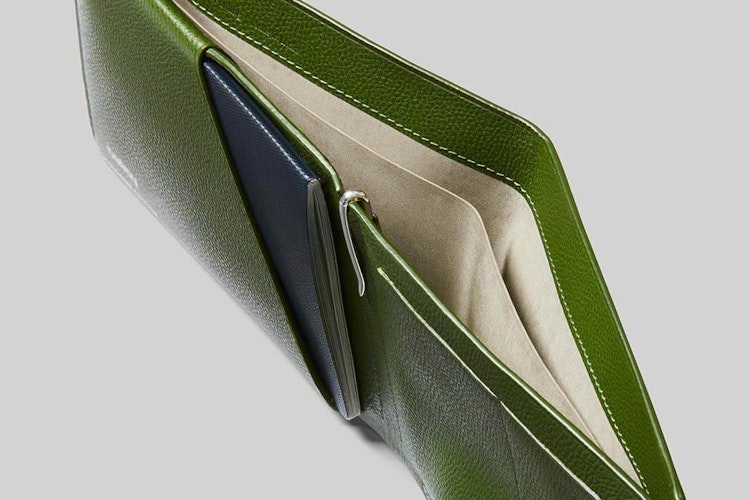 Travel Wallet – デザイナーズエディション | 保護機能搭載のレザー